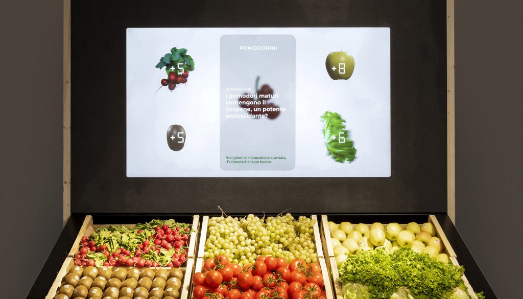 Banco alimentare munito di sensori di prossimità che dialoga con il consumatore attraverso un grande display interattivo, per limitare lo spreco alimentare.