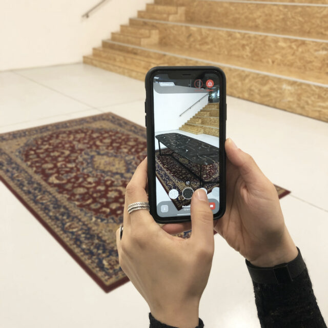 Un'applicazione della realtà aumentata per l'arredamento che mostra un tavolo virtuale