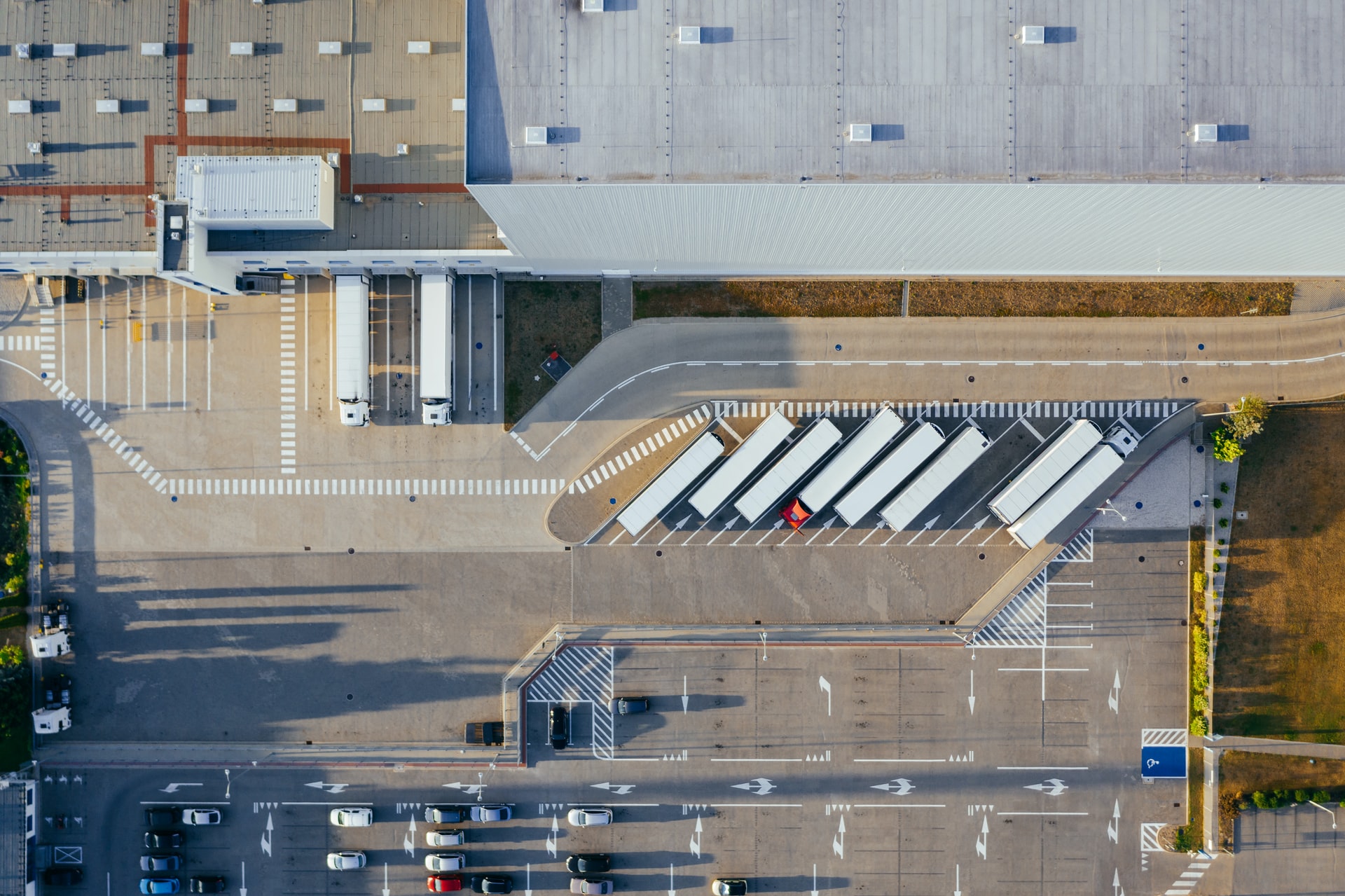 Visione dall'alto del parcheggio di un reparto logistico 