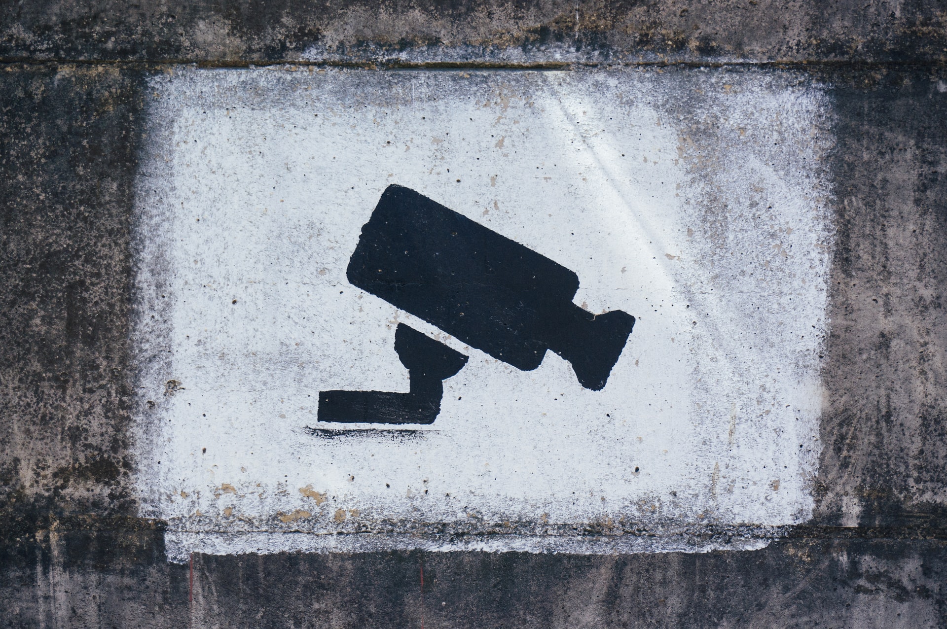Icona telecamera a indicare sicurezza contro eventi avversi nelle strade delle città