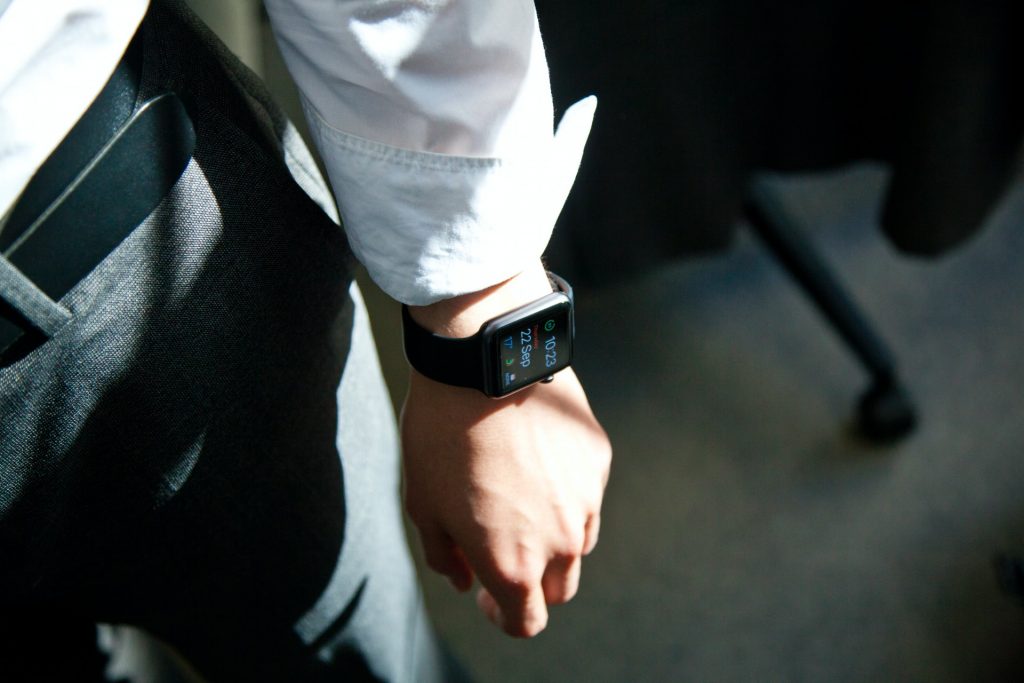 Smartwatch al polso di un uomo come esempio di wearable